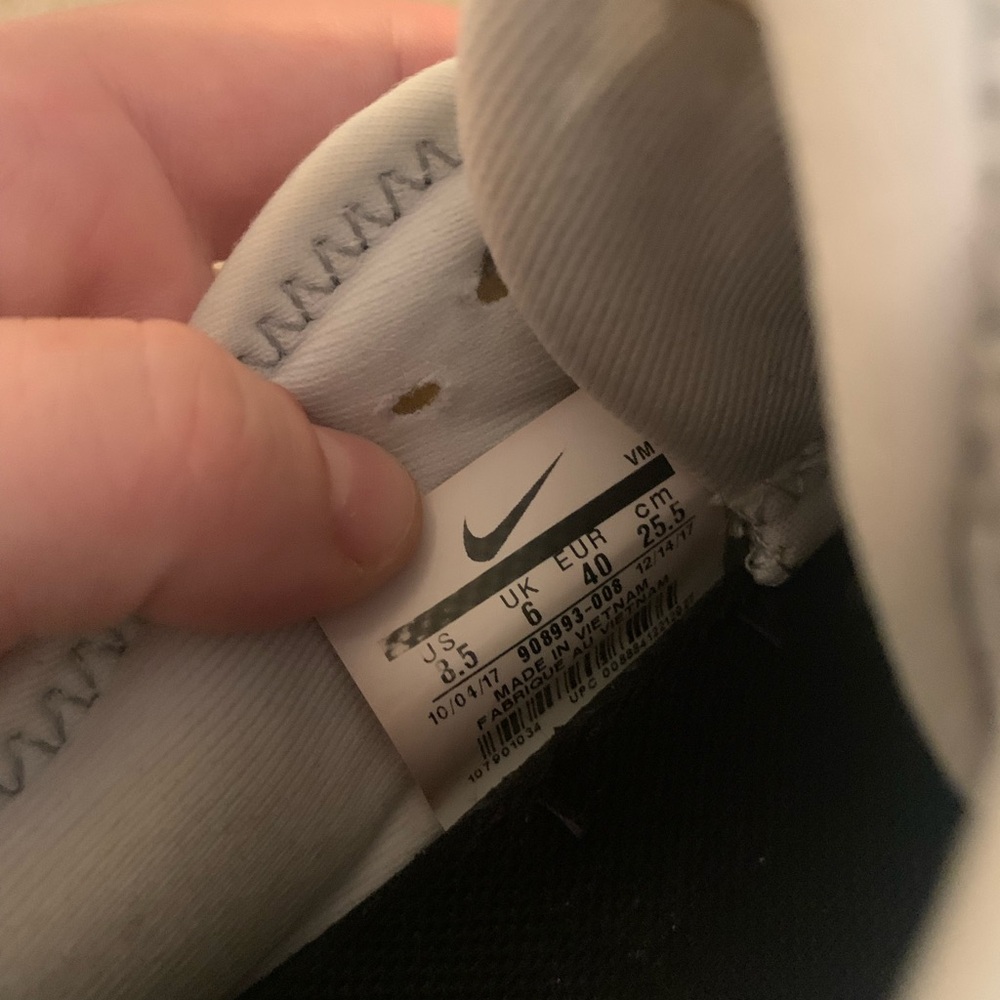 Nike Women's Gray Air Max Shoes - Picture 4 of 6